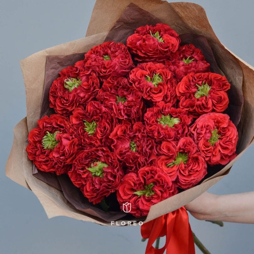 15 пионовидных роз Ред Монстр в крафте #537