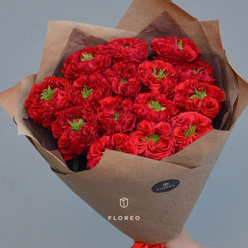 15 пионовидных роз Ред Монстр в крафте #537