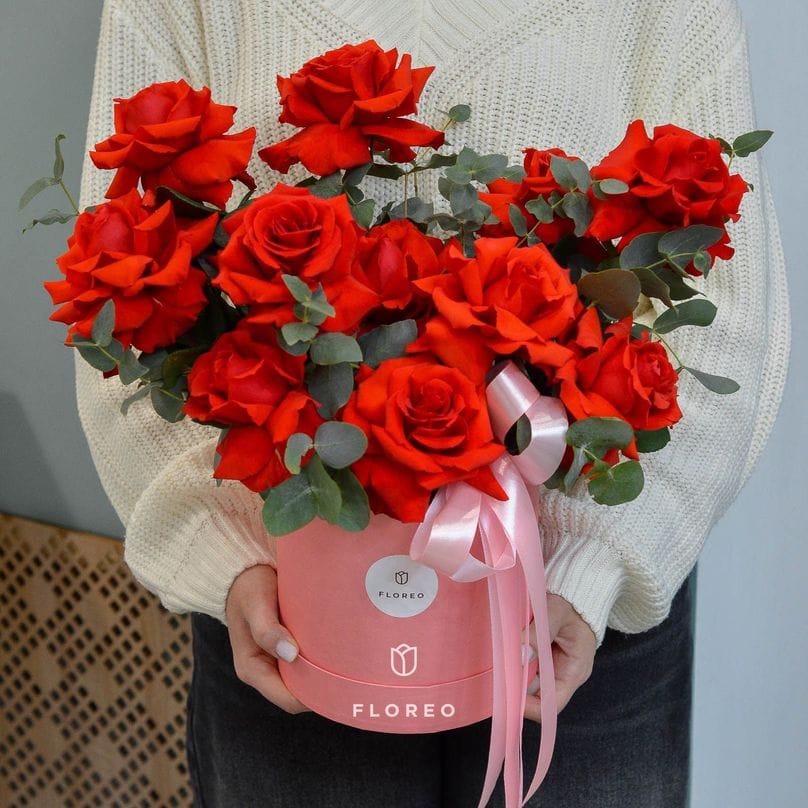 Коробка с алыми французскими розами