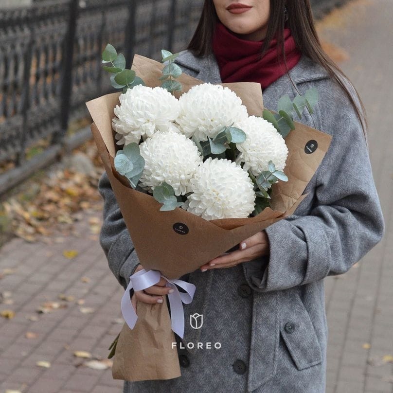 5 белых хризантем с эвкалиптом #821