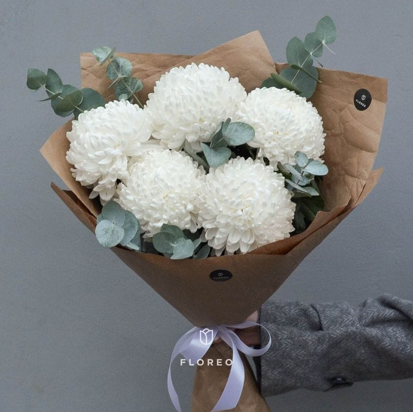 5 белых хризантем с эвкалиптом #821