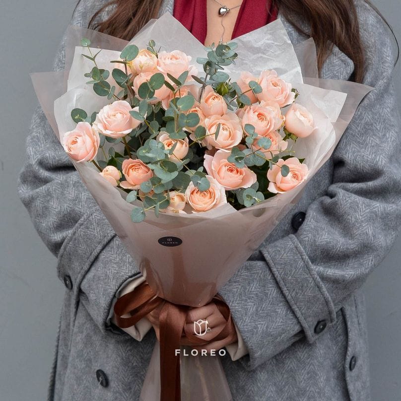 7 кустовых роз с эвкалиптом/ 851