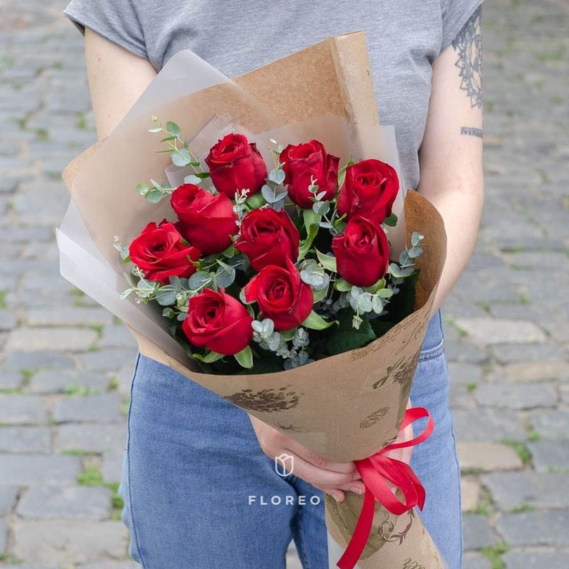 9 красных роз с эвкалиптом