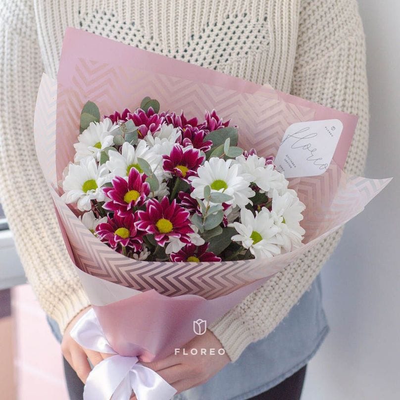 5 ромашковых кустовых хризантем микс с эвкалиптом