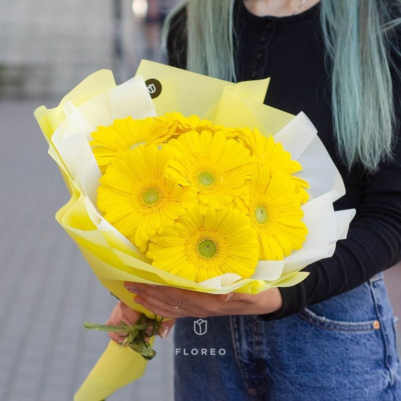 7 желтых гербер в упаковке 333
