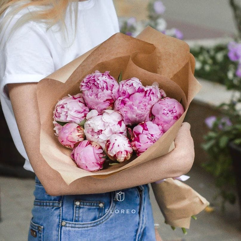 9 розовых пионов в крафте #357