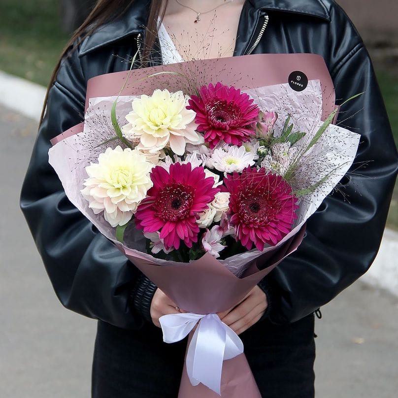 Букет с герберой и георгинами