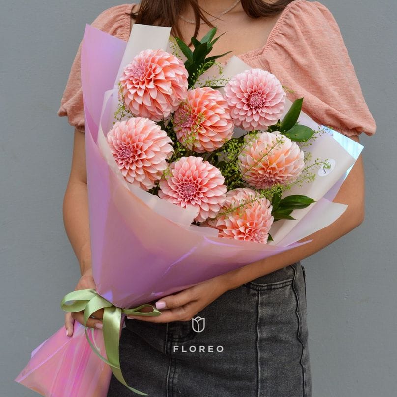 7 георгинов с зеленью в упаковке