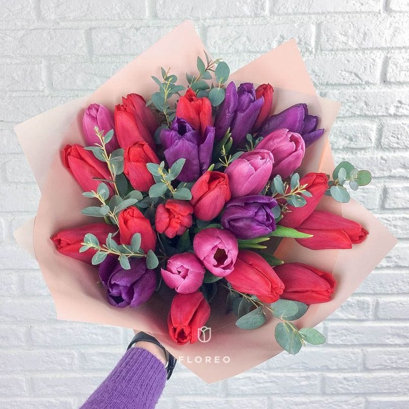 25 тюльпанов с эвкалиптом #1028