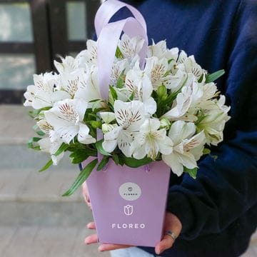 Сумочка с белыми альстромериями/ 865