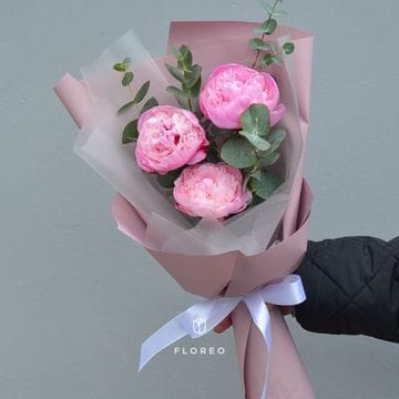 3 розовых пиона в упаковке #1079