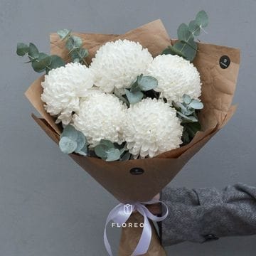 5 белых хризантем с эвкалиптом/ 821