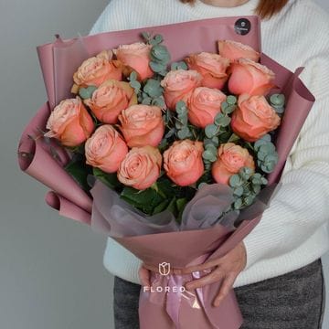 15 пионовидных роз с эвкалиптом #871