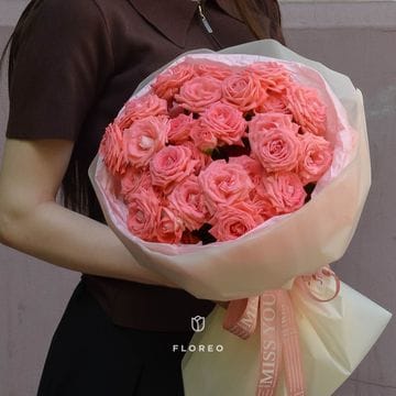 7 кустовых роз в упаковке #1128