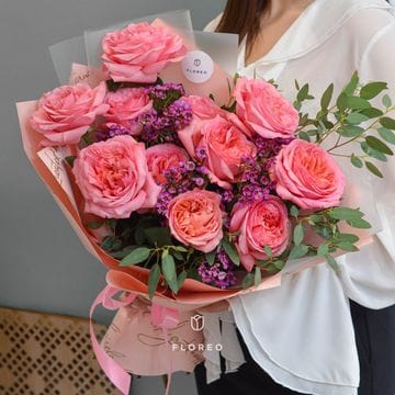 11 пионовидных роз с зеленью #841