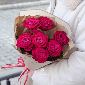 7 малиновых роз в упаковке