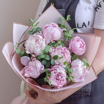7 розовых пионов с эвкалиптом #356