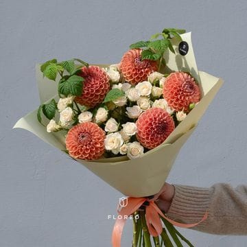 Букет с георгинами и кустовыми розами #604