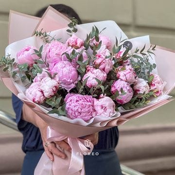 19 розовых пионов с эвкалиптом #1149