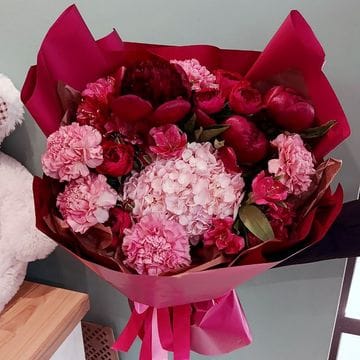 Букет сборный с гортензией и пионами
